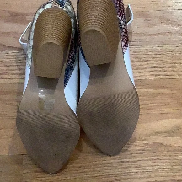 4/$12 Adorable booties - Picture 2 of 3